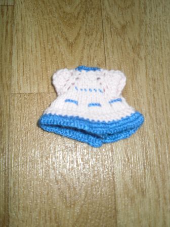 wit/blauw gehaakt jurkje 11 cm