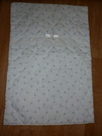 wit dekentje met blauwe hartjes voor een poppenbed