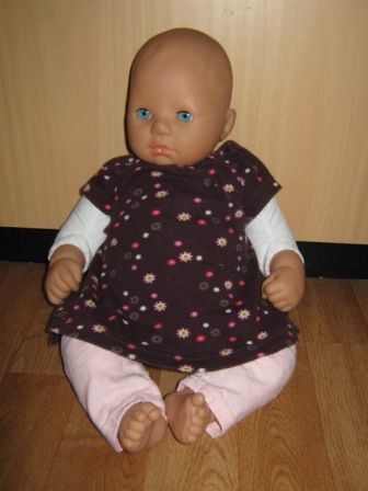 roze broek met tuniekje met bloemen