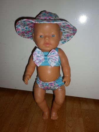 blauw/bloem bikini met zonnehoed 43 cm, nieuw!