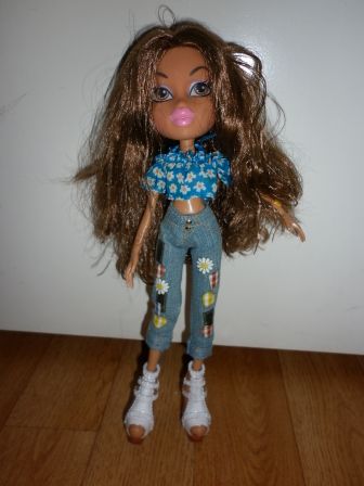 Bratz pop met broek en plateauschoenen