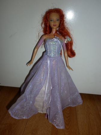 barbie met rode haren en omkeerjurk