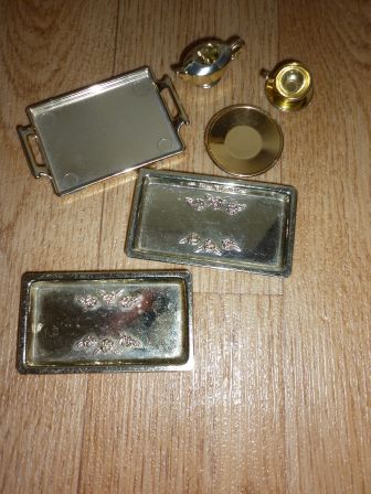 gouden dienbladen en servies