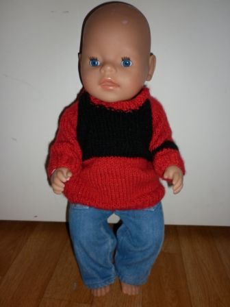 spijkerbroek met rood/zwarte trui 43 cm