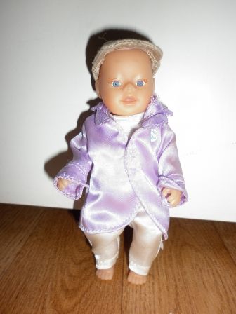 baby born 14 cm met rijkleding