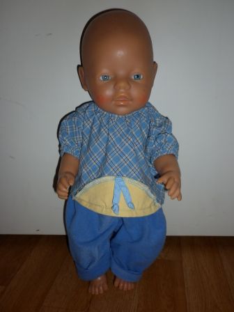 blauwe broek met blauw/geel shirtje 43 cm