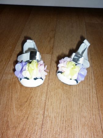 witte schoentjes met oogjes en bloemen 6 cm