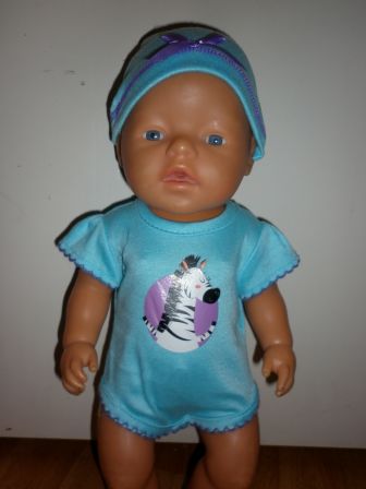 blauwe romper met zebra en mutsje 43 cm