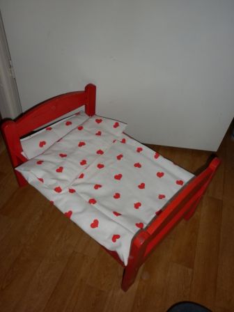 houten poppenbed rood/wit/hartjes