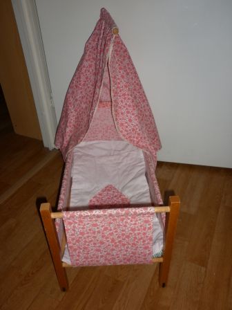 houten poppenbed met hemel op wieltjes