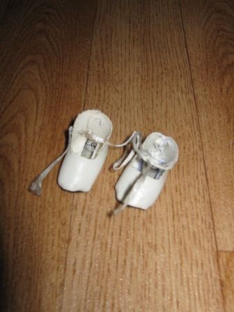 witte schoentjes met zwarte zool voor voetje 2,5 cm