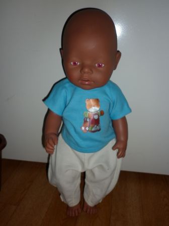 witte broek met blauw shirtje 43 cm