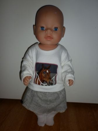 grijs rokje, trui met paard en maillot 43 cm