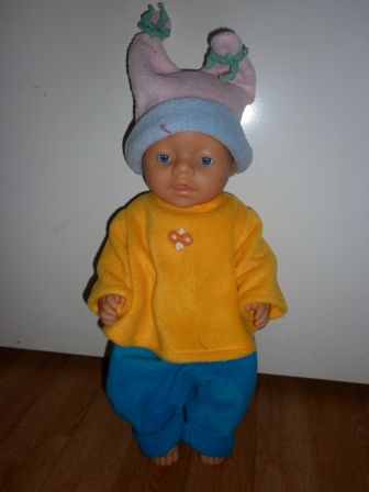 gele trui, blauwe broek en muts 43-46 cm