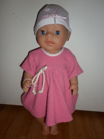 oudroze jurk met mutsje 43 cm