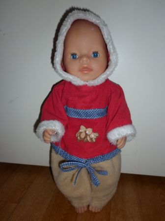 rode capuchontrui met bruine broek 43 cm