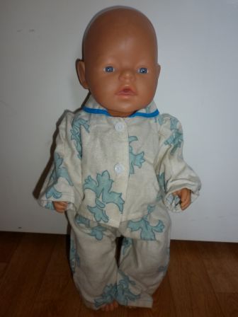 creme pyjama met blauwe figuren 43-46 cm