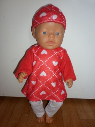 rode jurk en muts met witte hartjes + legging 43 cm