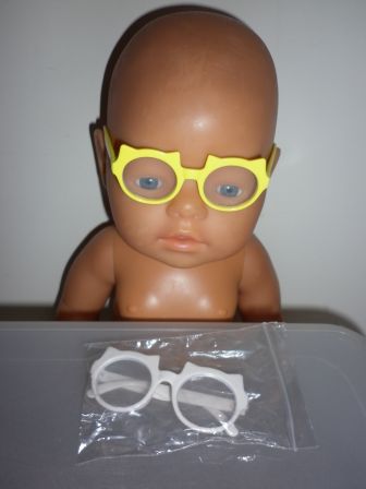 gele poezenbril voor de pop