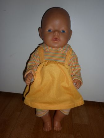 okergele jurk en broekje met streepjes 43 cm