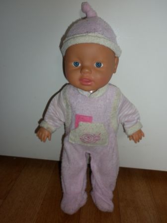 roze boxpakje met slakje en muts 30-32 cm