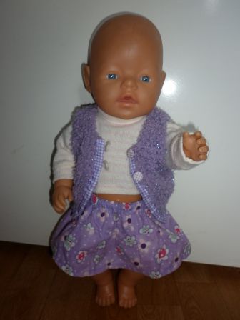 paarse rok en bodywarmer met trui 43 cm