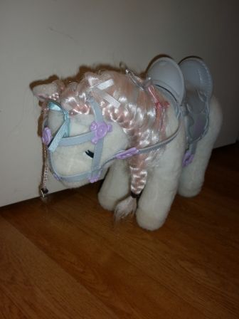 wit paardje met mooie vlechten