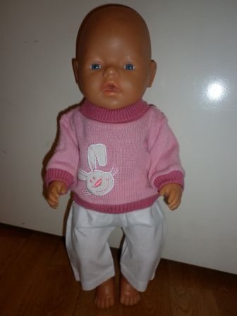 roze trui met konijntje en witte broek 43 cm