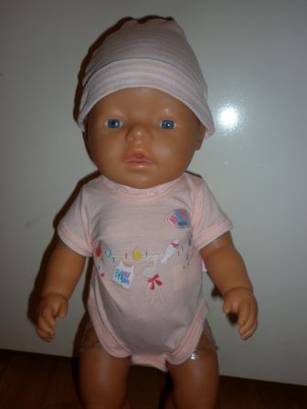 licht oranje rompertje met mutsje 43 cm