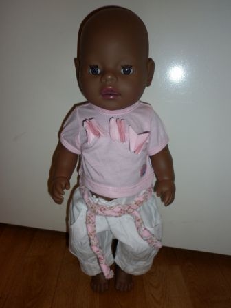 roze shirtje en witte broek met riem 43 cm