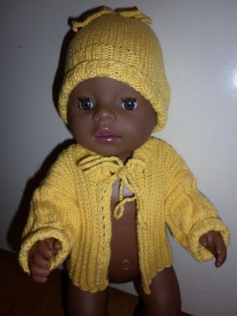 geel gehaakt vest/jasje met muts 43 cm