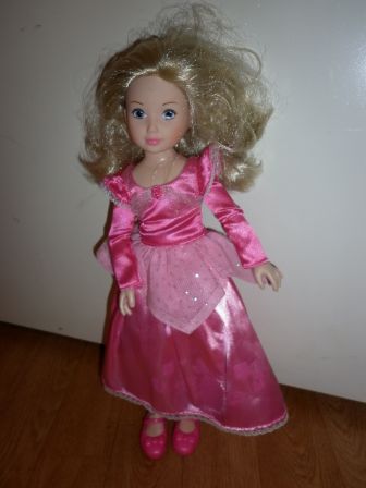 Jolina 38 cm in roze jurk