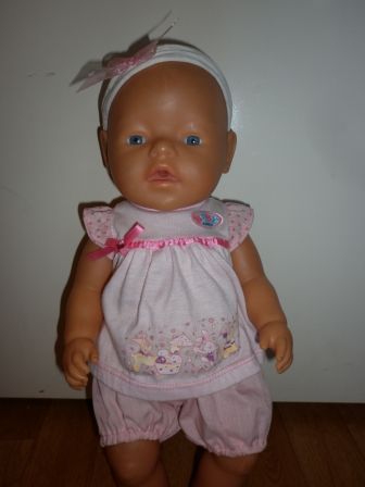 roze jurkje en broekje met hoofdbandje 43 cm