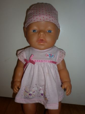 roze jurk met stippelmuts en onderbroek 43 cm