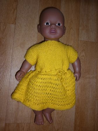 geel gehaakt jurkje 32 cm