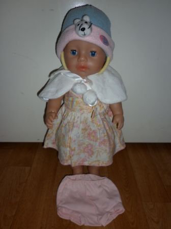 jurk met stola, muts en broekje 43 cm