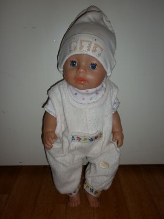 creme tuinbroek met shirtje en muts 43-46 cm