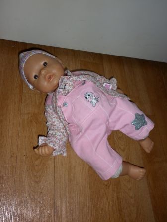 roze tuinbroek met bloesje en muts 36 cm