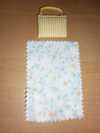 gestreept kussentje en gebloemd lakentje