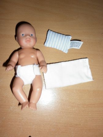 gestreept kussentje en wit kussentje