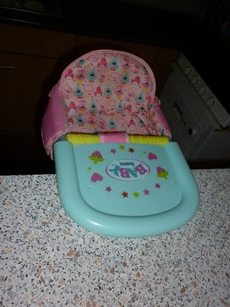 eetstoeltje voor aan de tafel