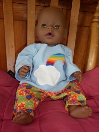 vrolijk gekleurde broek en trui met regenboog 43 cm