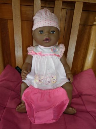 lichtroze jurkje met onderbroek en muts 43 cm