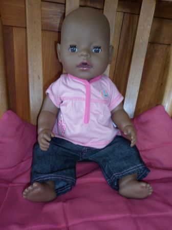 zwarte spijkerbroek met roze shirtje 43 cm