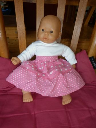 roze rok met witte stippen en wit shirt 36 cm