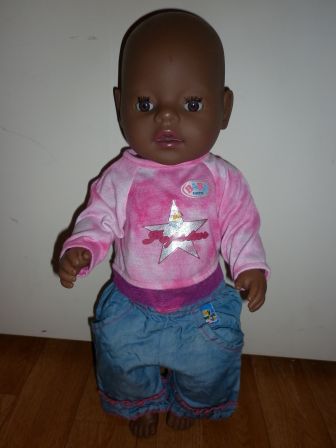 spijkerbroek met roze shirt 43 cm