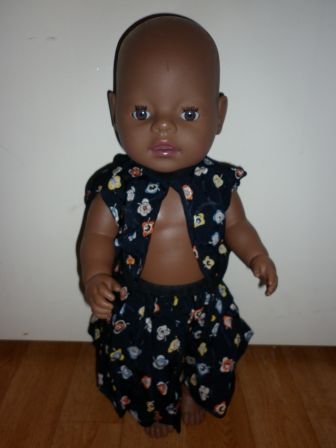 zwarte rok en bloesje met bloemen 43 cm