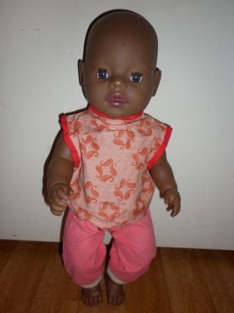 broek en oranje shirt met figuurtjes 43 cm