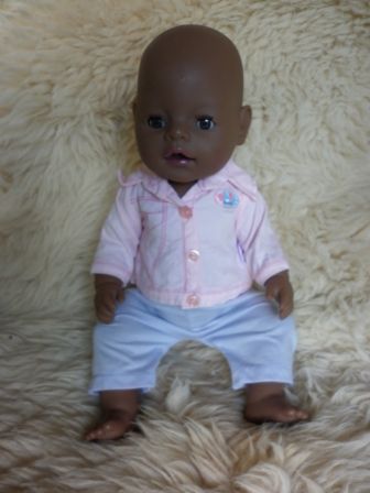 roze bloesje met blauwe broek 43 cm