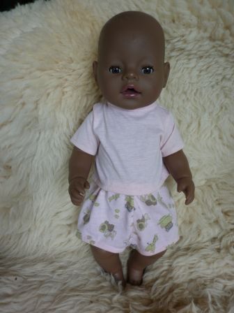 korte broek met dieren en roze shirt 43 cm